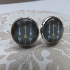 SALE Grijs met witte en gele pijlprint glas-zilveren studs
