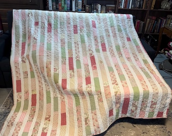 Edredón de algodón con estampado floral rosa: acolchado de corazones hecho a mano en EE. UU., 74" x 87" (tamaño matrimonial/queen)