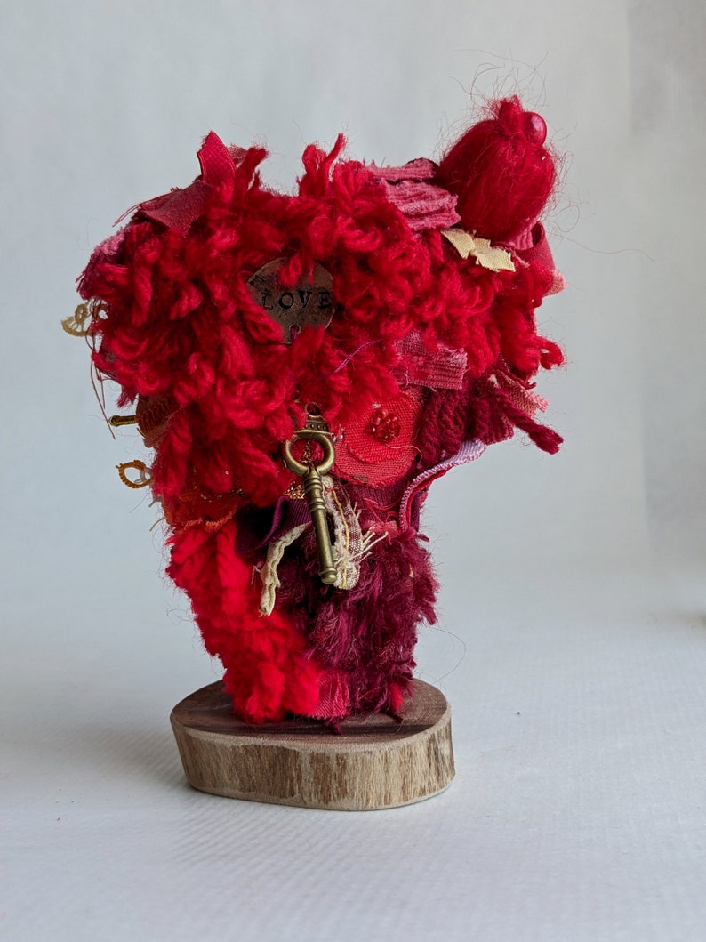 Red Shaggy heart sculpture, fiber art, assemblage, fabric collage, home decor, mantel decor, self standing art object, soft sculpture, love afbeelding 6