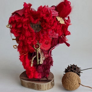Red Shaggy heart sculpture, fiber art, assemblage, fabric collage, home decor, mantel decor, self standing art object, soft sculpture, love afbeelding 1