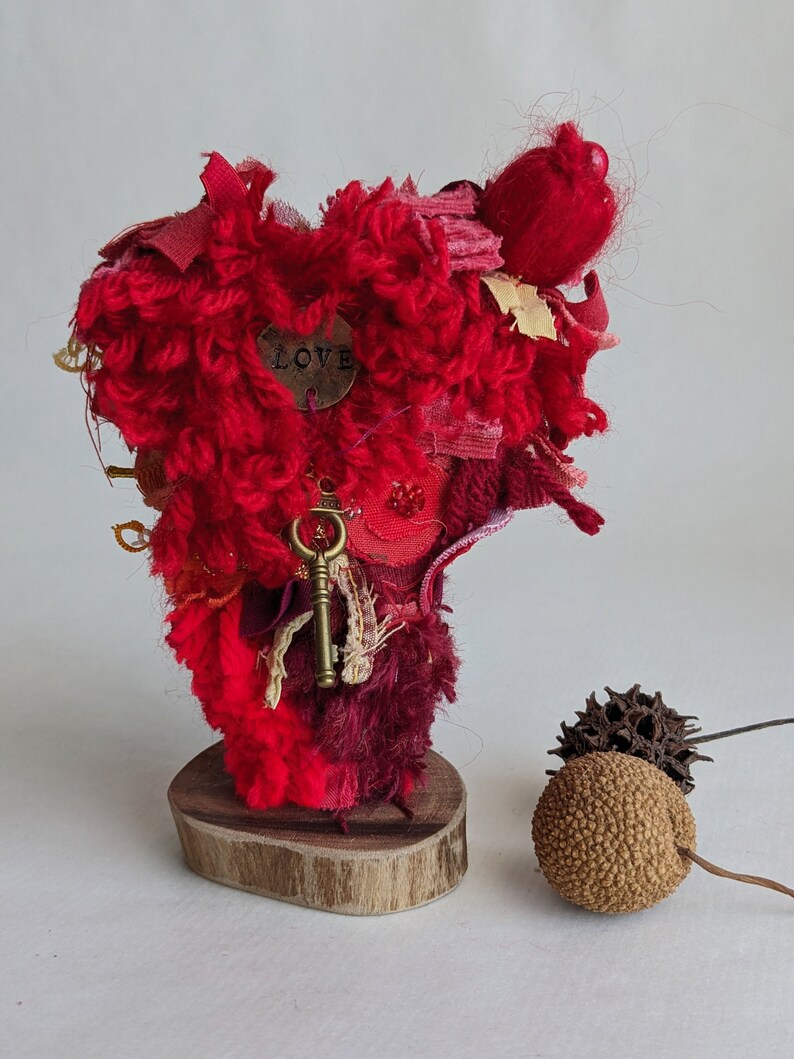 Red Shaggy heart sculpture, fiber art, assemblage, fabric collage, home decor, mantel decor, self standing art object, soft sculpture, love afbeelding 1