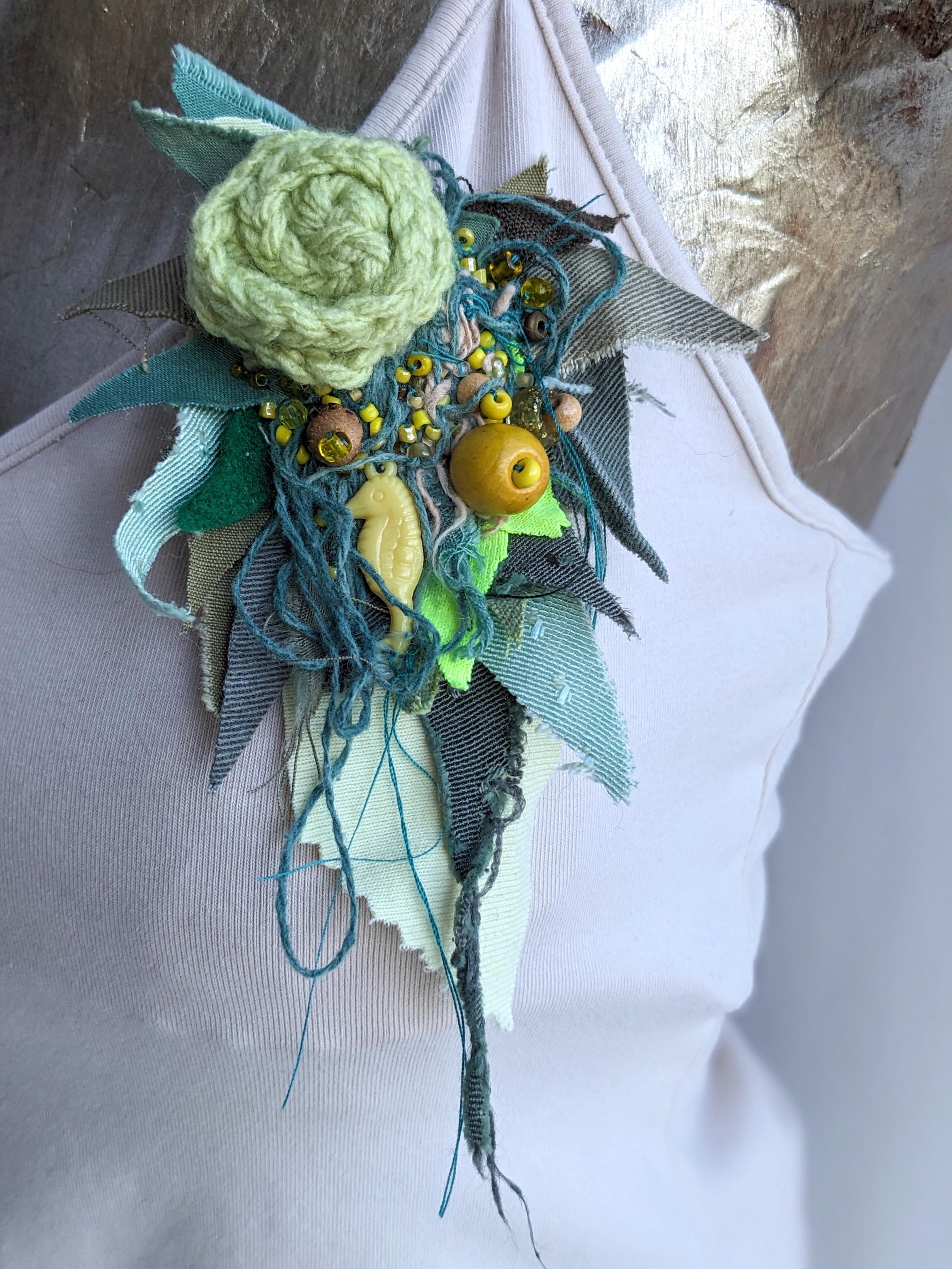 Broche Vintage Boho – Fleurs Vertes Et Lune – Doré – Occasion