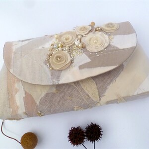 Cartera beige, bordado de cuentas, arte de fibra, bolso de tela, presentado en la revista Haute Handbags