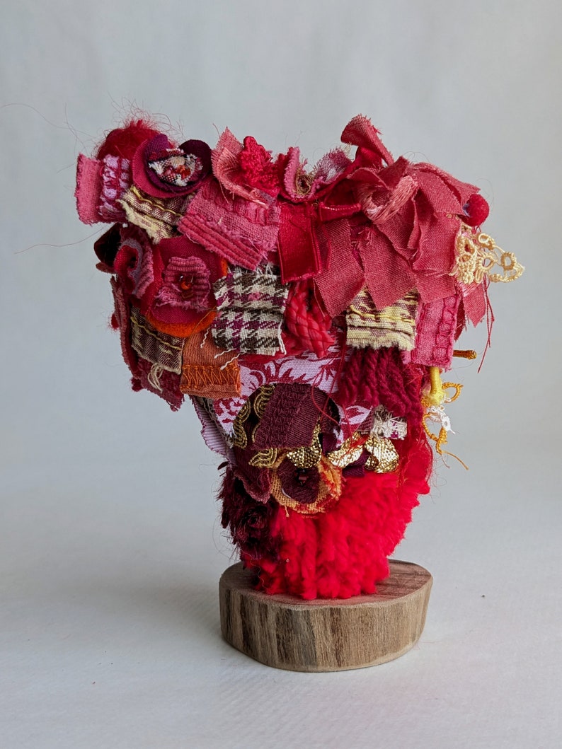 Red Shaggy heart sculpture, fiber art, assemblage, fabric collage, home decor, mantel decor, self standing art object, soft sculpture, love afbeelding 5