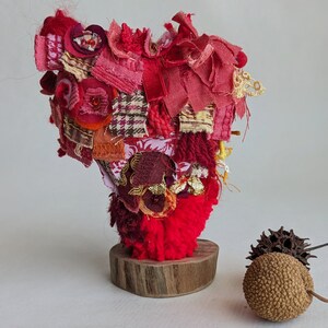 Red Shaggy heart sculpture, fiber art, assemblage, fabric collage, home decor, mantel decor, self standing art object, soft sculpture, love afbeelding 4