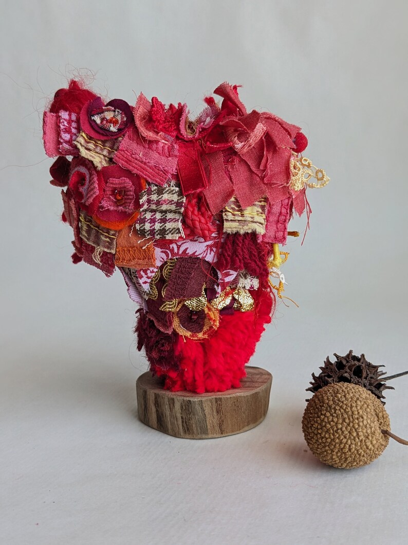 Red Shaggy heart sculpture, fiber art, assemblage, fabric collage, home decor, mantel decor, self standing art object, soft sculpture, love afbeelding 4