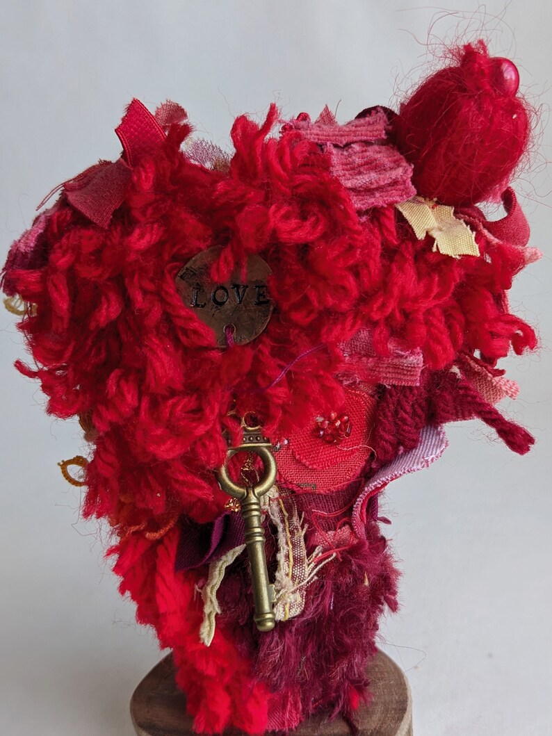 Red Shaggy heart sculpture, fiber art, assemblage, fabric collage, home decor, mantel decor, self standing art object, soft sculpture, love afbeelding 7