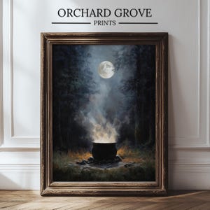 Könnte beinhalten: Gerahmter Druck einer mystischen Waldszene mit Vollmond und einem Kessel, der Rauch abgibt. Das Kunstwerk hat eine dunkle Farbpalette mit dem Text "ORCHARD GROVE PRINTS" oben.