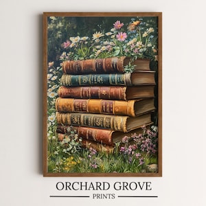 Puede incluir: Una impresión enmarcada que presenta una pila de libros antiguos en medio de flores silvestres. Los libros tienen cubiertas de cuero envejecidas en tonos marrón, dorado y verde. La obra de arte está ambientada sobre un fondo de exuberante vegetación y flores coloridas. El texto "ORCHARD GROVE PRINTS" está en la parte inferior.