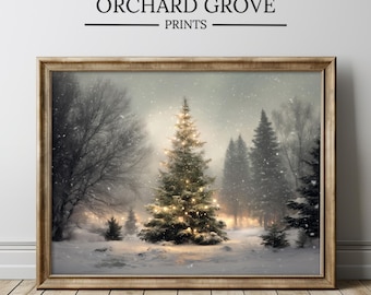 Peut inclure: Une impression encadrée d'un paysage hivernal enneigé avec un sapin de Noël décoré et illuminé de lumières chaudes. L'œuvre est encadrée dans un cadre doré, avec le texte "ORCHARD GROVE PRINTS" en haut.