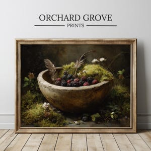 Könnte beinhalten: Gerahmter Kunstdruck mit einem Stillleben von Brombeeren in einer Holzschale, umgeben von Moos und Federn. Das Kunstwerk hat eine Vintage-Ästhetik, mit dem Text "ORCHARD GROVE PRINTS" oben.