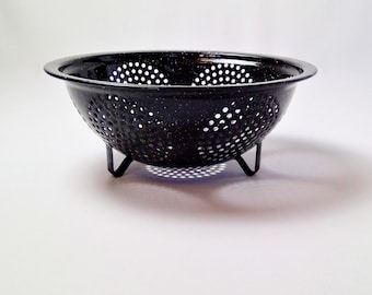 Vintage 3 Legged Enamel Ware Colander Strainer Kitchen Black with White Speckles Metal