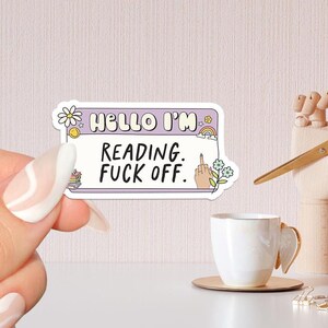 ciao, sto leggendo fanculo l'adesivo libresco viola, regalo per gli amanti dei libri, Merch libresco, adesivo Kindle, Smut Reader, amante della lettura, e-reader
