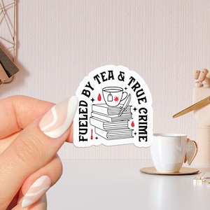 alimentato da tè e vero crimine Adesivo libresco, regalo per gli amanti dei libri, Merch libresco, Adesivo Kindle, Smut Reader, amante della lettura, e-reader