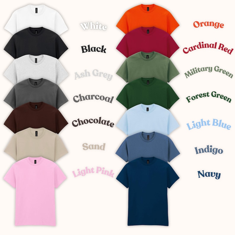 Op de afbeelding: Een verzameling t-shirts met korte mouwen in diverse kleuren, waaronder wit, zwart, asgrijs, houtskool, chocolade, zand, lichtroze, oranje, kardinaalrood, legergroen, bosgroen, lichtblauw, indigo en marineblauw. De kleuren zijn gelabeld.