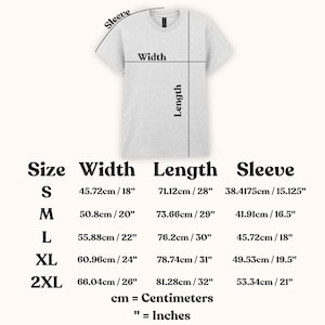 Op de afbeelding: Een lichtgrijs t-shirt met een diagram met afmetingen voor breedte, lengte en mouwlengte. Maattabel bevat afmetingen in cm en inches voor maten S, M, L, XL en 2XL.