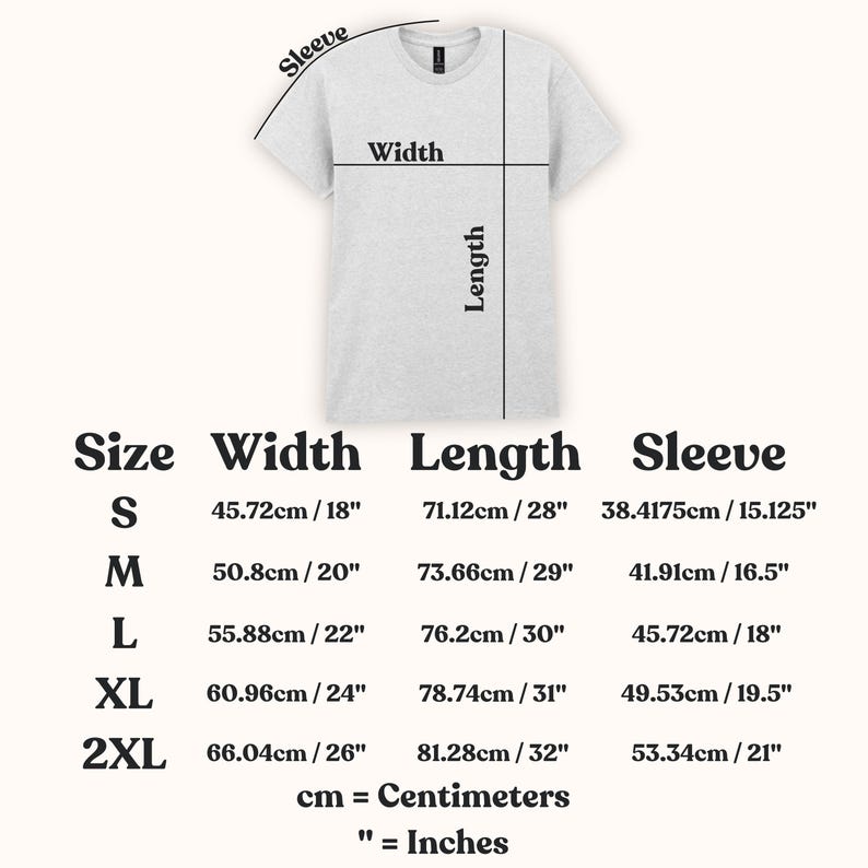 Op de afbeelding: Een lichtgrijs t-shirt met een diagram met afmetingen voor breedte, lengte en mouwlengte. Maattabel bevat afmetingen in cm en inches voor maten S, M, L, XL en 2XL.