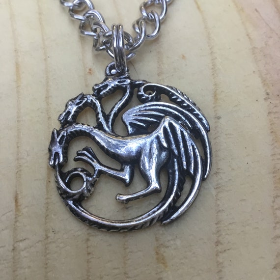 Game of Thrones 8 Cosplay Daenerys Dragon Sign Pendant Necklace Cosplay Prop Game of Thrones 8 Cosplay Daenerys Dragon Sign Pendant Necklace Cosplay Prop