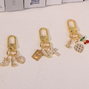 パーソナライズされたゴールドのイニシャルキーホルダー：ステンレススチール製バッグチャーム、女性へのクリスマスプレゼント、ブライダルシャワーの記念品、独身最後のパーティーのギフト