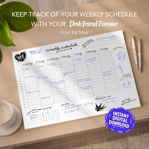 Könnte beinhalten: Ein weißes Wochenplan-Schreibtisch-Pad mit handschriftlichen Notizen und dem Text "KEEP TRACK OF YOUR WEEKLY SCHEDULE WITH YOUR Desk Friend Forever". Enthält eine Kaffeetasse, Stifte und ein digitales Download-Abzeichen.
