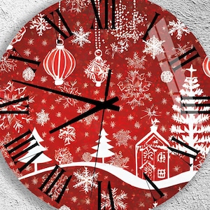 Puede incluir: Un reloj de pared redondo con un tema navideño festivo. La esfera del reloj es roja con copos de nieve blancos, adornos navideños y un paisaje invernal. Los números romanos negros marcan las horas y las manecillas negras indican la hora.