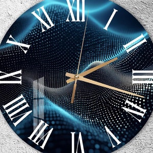 Puede incluir: Un reloj azul y negro con números romanos y una aguja de hora y minuto de color dorado. La esfera del reloj presenta un diseño abstracto azul y negro.