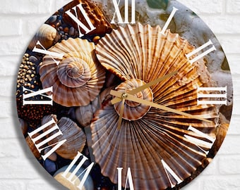 Puede incluir: Un reloj redondo con números romanos y un diseño de conchas marinas. La esfera del reloj presenta un primer plano de conchas marinas en tonos marrones y beige.