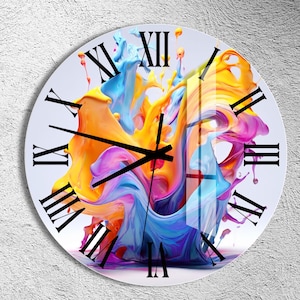 Może przedstawiać: Okrągły zegar z rzymskimi cyframi i kolorowym abstrakcyjnym wzorem z wirującej farby w odcieniach niebieskiego, żółtego, różowego i pomarańczowego.