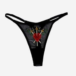 String brodé à la main inspiré du tarot, trois épées
