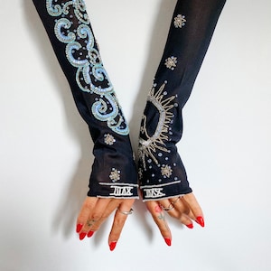 Gants en maille perlée inspirés du tarot, mitaines noires, lune et étoiles