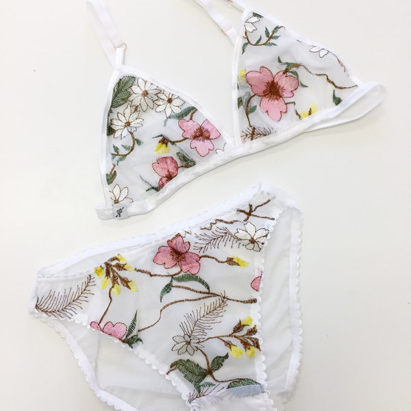 Ensemble lingerie brodée florale blanche, soutien-gorge triangle, culotte coupe bikini, imprimé floral, culotte basse, lingerie nuptiale, fleurs
