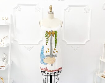 Mini-robe perlée et brodée inspirée du Tarot avec corset lacé dans le dos