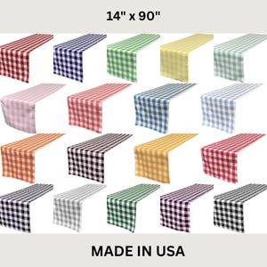 Puede incluir: Una colección de caminos de mesa de cuadros vichy en varios colores, cada uno de 35,5 cm por 228,6 cm. Los colores incluyen rojo, azul, verde, amarillo, rosa, naranja, negro, blanco y morado. El texto "MADE IN USA" está en la parte inferior.