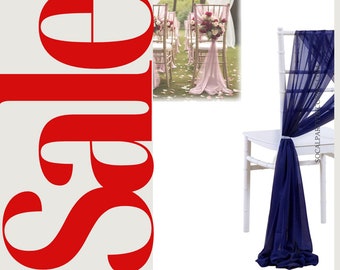 Può includere: Sedie chiavari bianche decorate con fiocchi di tessuto trasparente blu e rosa. I fiocchi sono legati con un fiocco sul retro delle sedie. Le sedie sono disposte per una cerimonia di matrimonio.