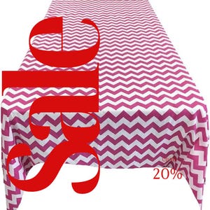Op de afbeelding: Roze en witte tafelkleed met chevron-patroon. Tot 20% korting.