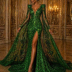 jlo green sequin dress Jennifer Lopez shows off incredible figure in green sequin dress and gold  jewelry