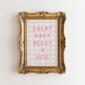 Impresión digital "Todo bebé necesita un perro", anuncio de nacimiento, decoración de guardería con cuadros vichy rosas en acuarela, arte mural canino, póster de presentación de bebé coqueta