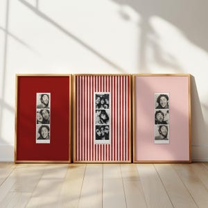 Può includere: Tre cornici per foto con cornici in legno. Una ha uno sfondo rosso, un'altra strisce rosse e bianche e la terza uno sfondo rosa. Ogni cornice contiene tre foto in bianco e nero di persone.