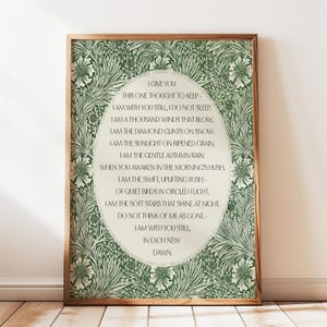 Op de afbeelding: Een printbare wandkunstprint met een groene bloemrand en een gedicht over de loop van de tijd. Het gedicht luidt: "Ik geef je deze ene gedachte om vast te houden - Ik ben nog steeds bij je, ik slaap niet. Ik ben duizend winden die waaien, Ik ben de glinstering van diamant op sneeuw. Ik ben het zonlicht op gerijpt graan, Ik ben de zachte herfstregen. Wanneer je wakker wordt in de stilte van de ochtend, ben ik de snelle, opwekkende stroom - van stille vogels in cirkelvlucht, Ik ben de zachte sterren die 's nachts schijnen. Denk niet aan mij als weg - Ik ben nog steeds bij je, in elke nieuwe dageraad."