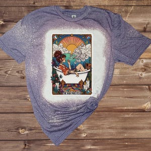 Camiseta blanqueada con la carta del Tarot de la Suma Sacerdotisa, camiseta de cannabis 420, bruja, fumadora de marihuana, camiseta blanqueada, camiseta de la carta del Tarot, espiritual