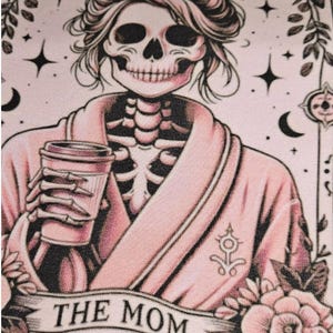 Camiseta de la carta del Tarot de mamá, regalo para mamá esqueleto, regalo divertido para mamá, regalo para amantes del tarot, carta del tarot, regalo para amantes del café, regalo para mamá bruja, la mamá