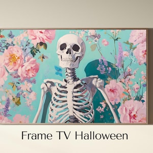 Peut inclure: Un squelette blanc sur un fond floral. Le squelette est assis, les bras croisés, et a un crâne avec un sourire narquois. Les fleurs sont roses, blanches et violettes et sont disposées dans un motif fantaisiste. L'arrière-plan est de couleur bleu-vert clair.
