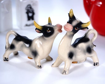 Vintage Kissing Cows Salt and Pepper Shakers, Relco Ceramic Animal Figurines, Cow Collectibles, Farmhouse Decor, 1940s