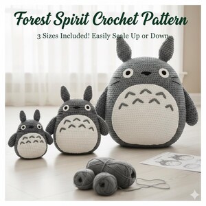 Può includere: Tre figure all'uncinetto ispirate a Totoro di varie dimensioni, con pancia bianca e corpo grigio. L'immagine include filato grigio e il testo "Forest Spirit Crochet Pattern".