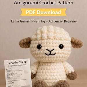 Può includere: Un modello amigurumi all'uncinetto di Luna the Sheep. Il peluche è color crema con dettagli marroni sulle orecchie e sui piedi. Il modello è per principianti avanzati ed è disponibile come download PDF. Nel'immagine è visibile anche un foglio modello.