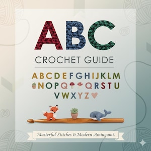 Può includere: Una copertina di guida all'uncinetto con il titolo "ABC" in lettere rosse, blu e verdi simili a filato. Sotto, il testo "CROCHET GUIDE" e l'alfabeto sono visualizzati. Un uncinetto tiene un amigurumi di volpe, una pianta e una balena. Il testo "Masterful Stitches & Modern Amingumi" è in basso.