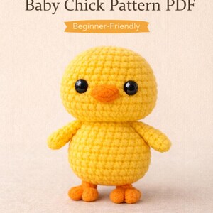 Può includere: Un pulcino giallo all'uncinetto con occhi neri e becco e zampe arancioni. L'immagine include il testo "Farm Animals Crochet Collection Baby Chick Pattern PDF Beginner-Friendly". Il modello è facile e include foto passo passo.