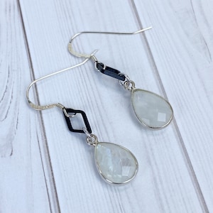 Rainbow moonstone earrings,moonstone earrings,crystal earrings, gemstone earrings,rainbow moonstone jewelry,moonstone jewelry