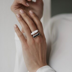 IKANI handgefertigter Silberring - Schmuck für Frauen - mit Perle und Jet, Sterlingsilber 925 Höchste Qualität rhodiniert