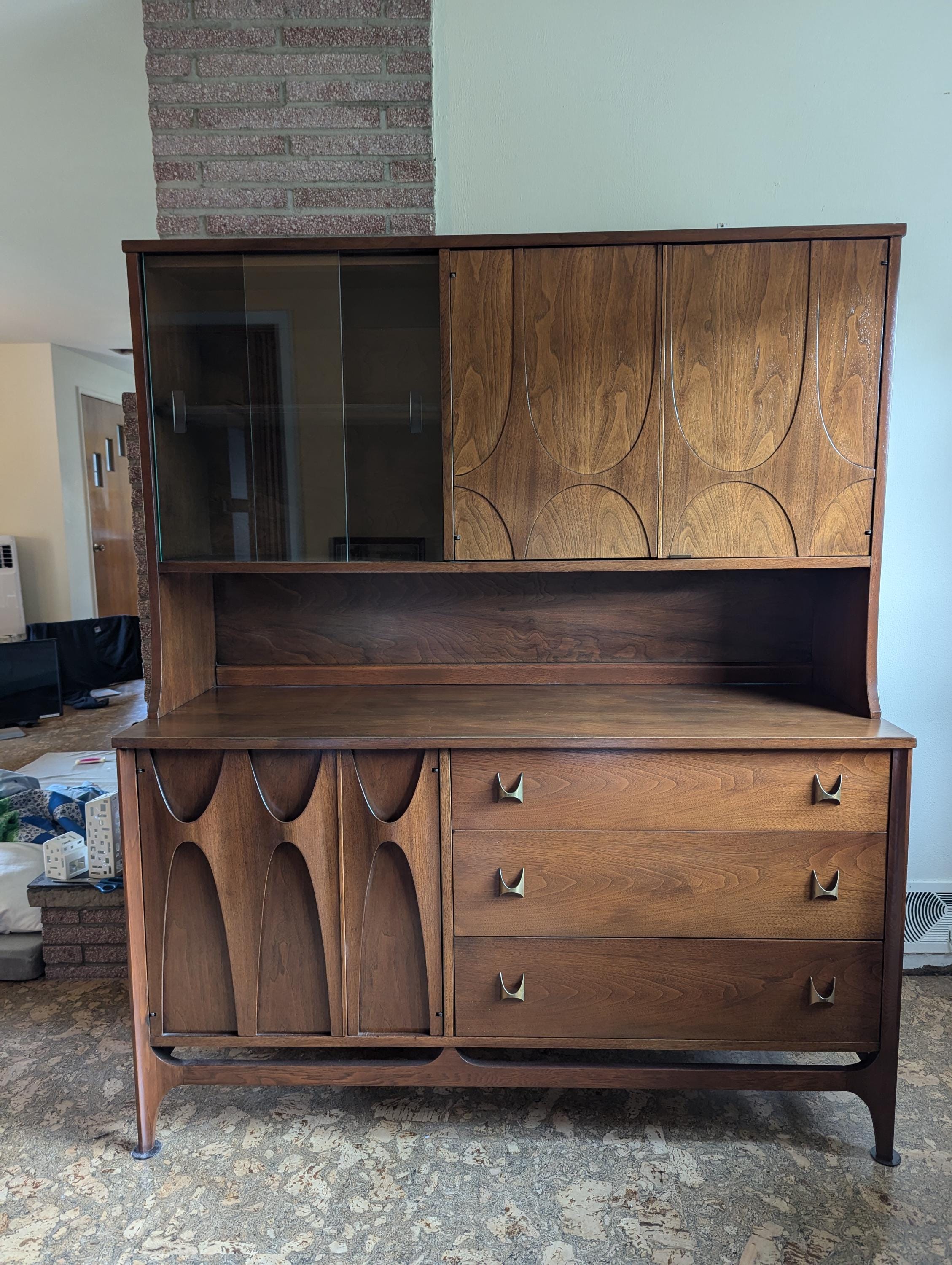 Broyhill hutch discount